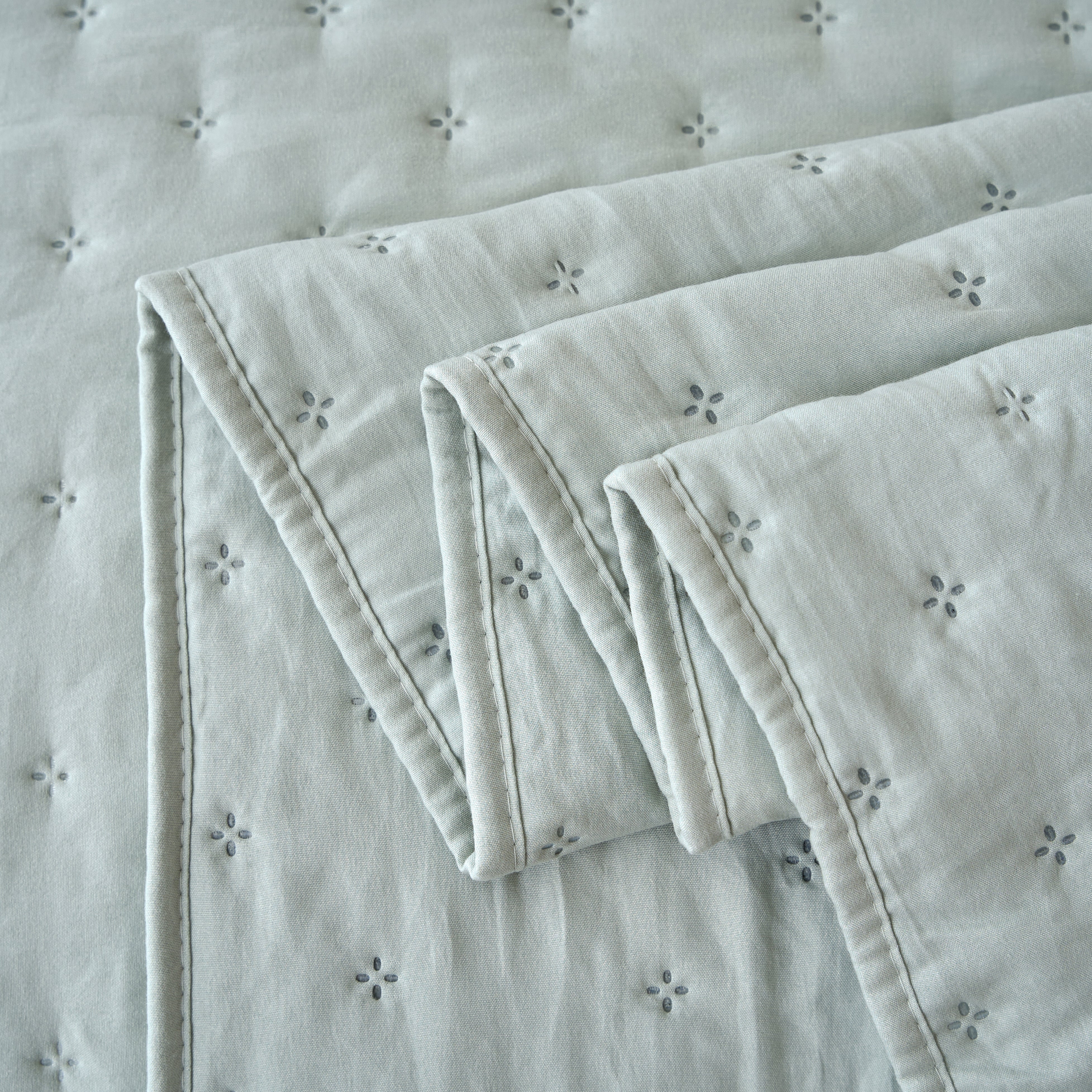 Holly Bedspread - Green