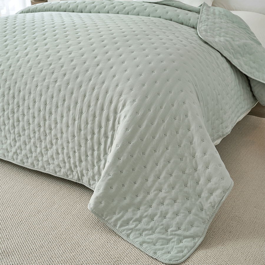 Holly Bedspread - Green