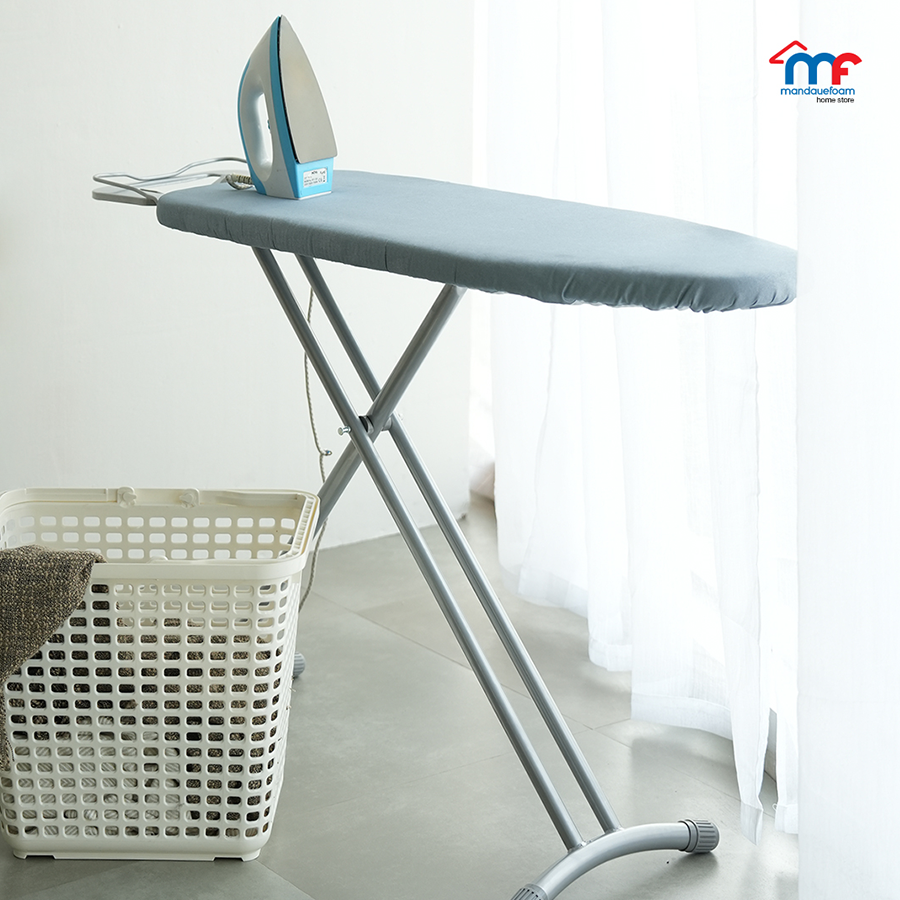 Ironing Board with Iron Rest - 117x33x81 cm