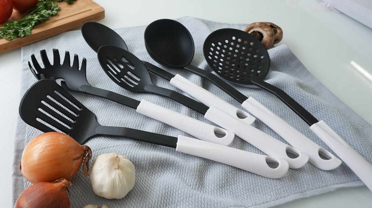 Set De 5 Ustensiles Cuisine – Manches Bambou Colorés – Dimensions 9x30x5 Cm – Poids 0,22 Kg