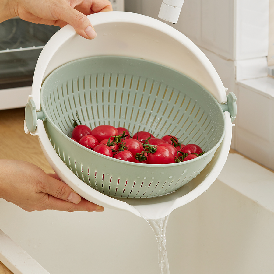 Self-tilting Plastic Colander