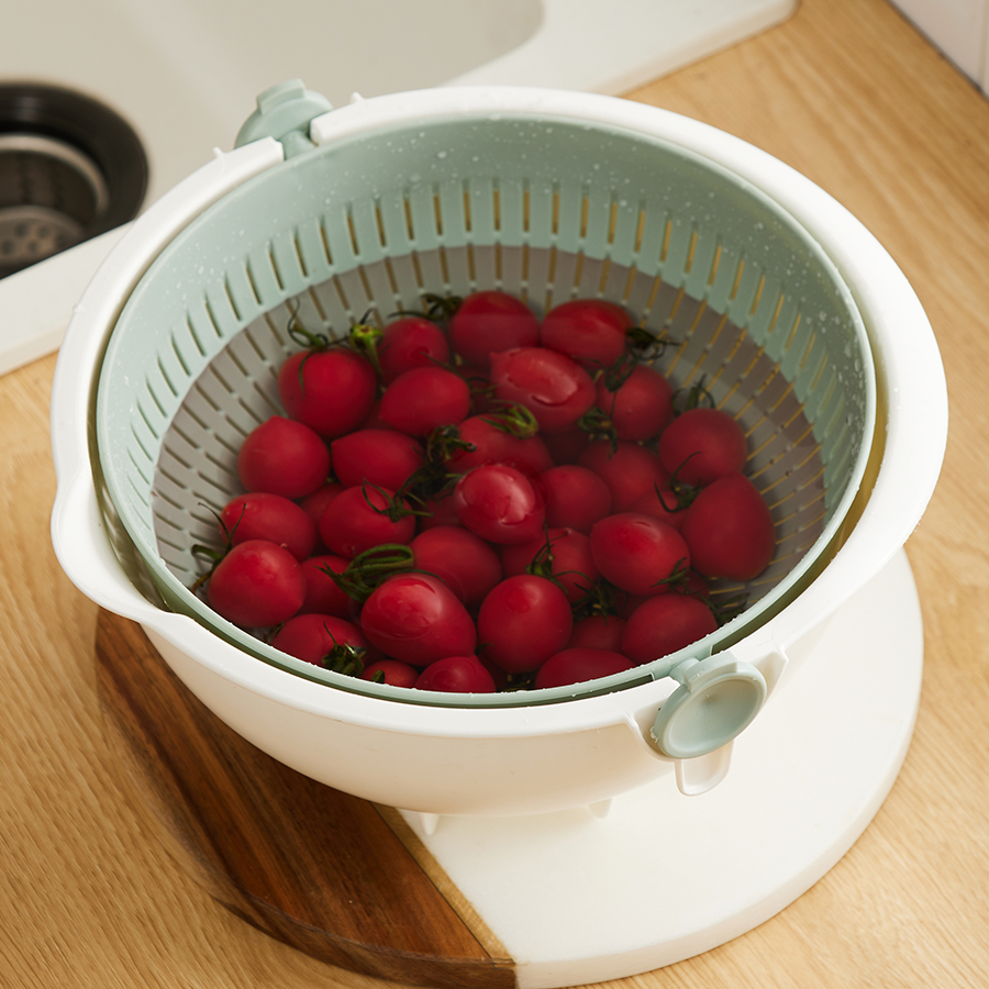 Self-tilting Plastic Colander