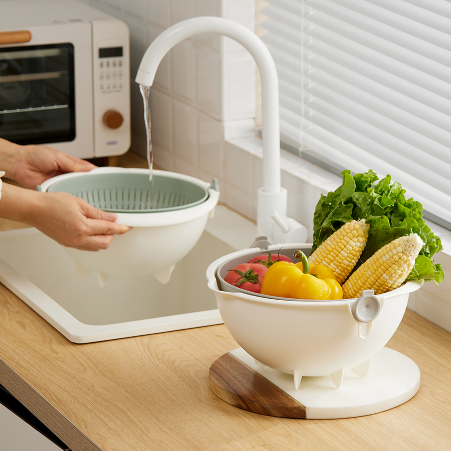 Self-tilting Plastic Colander