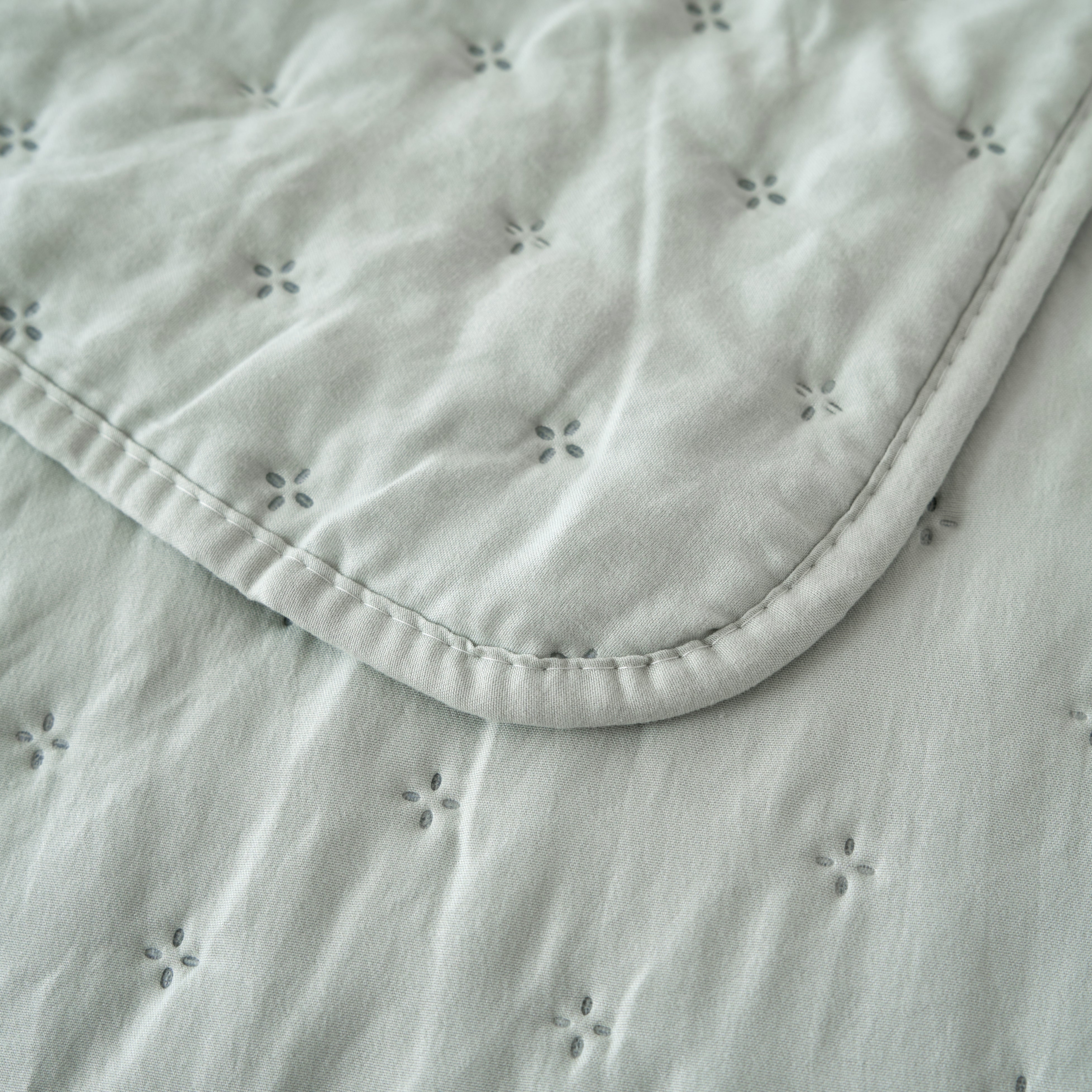 Holly Bedspread - Green
