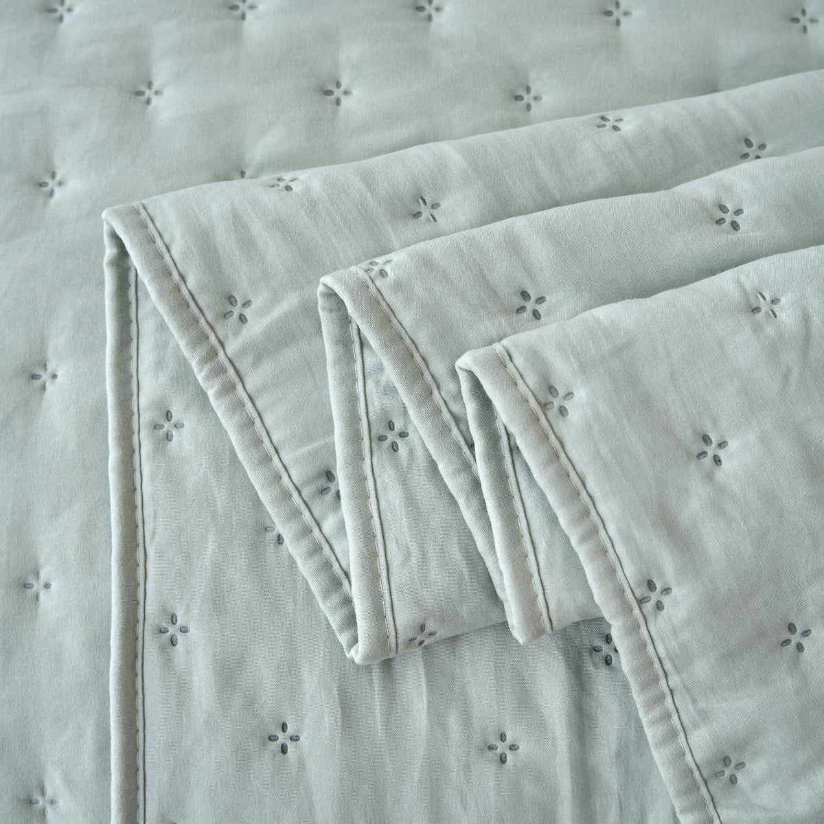 Holly Bedspread - Green