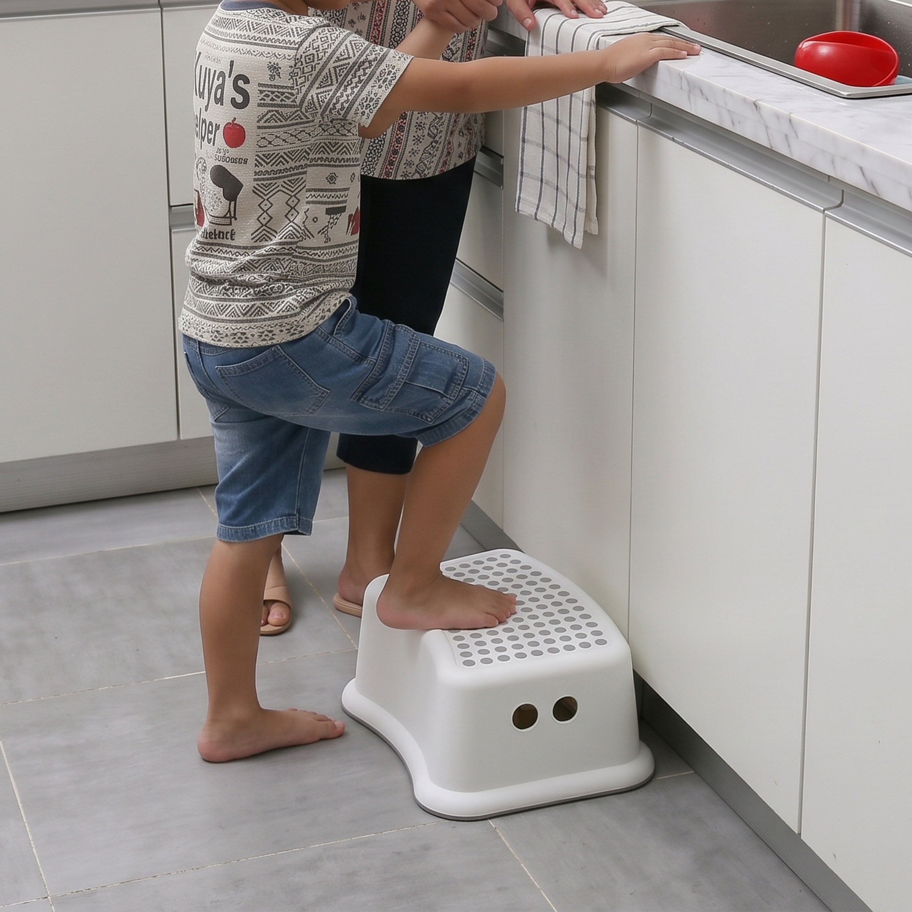 Noelle Plastic Stepping Stool